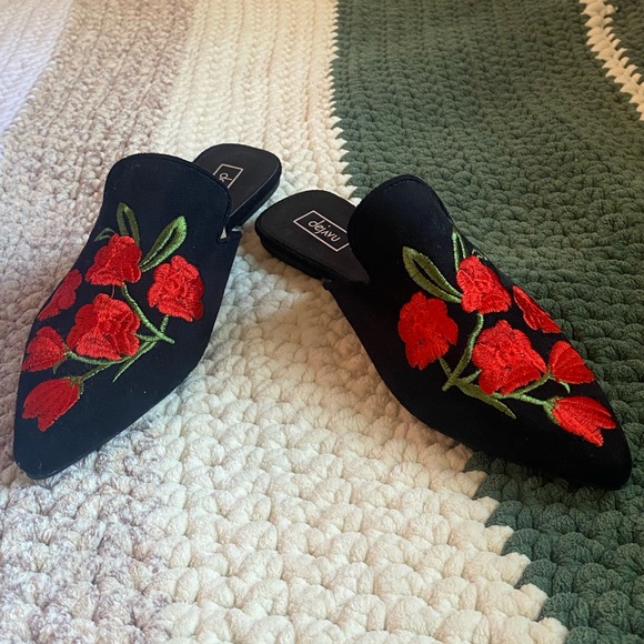 Slip on red flower embroidered shoes - Picture 1 of 3